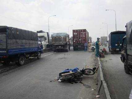 Trượt ngã trên cầu, bị container tông chết thảm