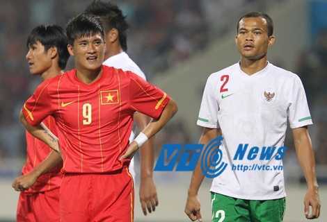 Công Vinh rời sân bằng cáng, VN hòa 'derby Đông Nam Á'