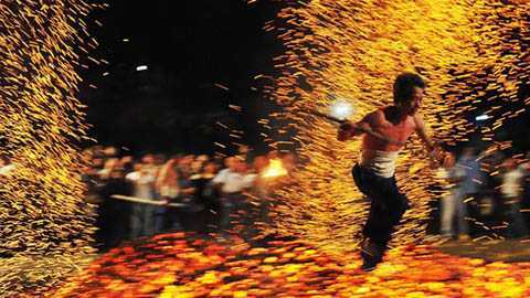 Giải mã vũ công múa trên than ngàn độ C