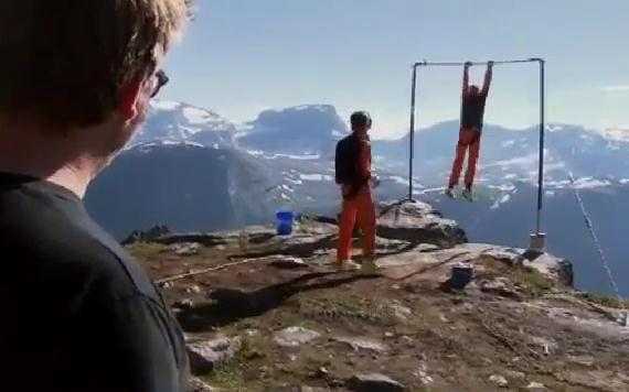 Đu xà sát vách đá, rơi xuống độ sâu 1200 mét