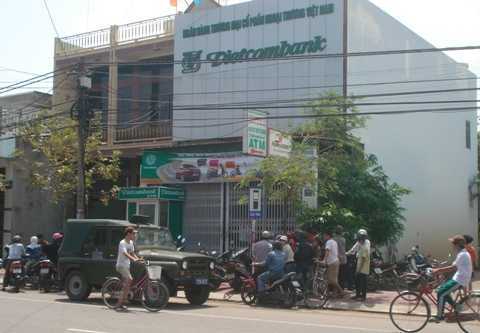 Giằng co tại ngân hàng, tiền tỷ văng tung tóe