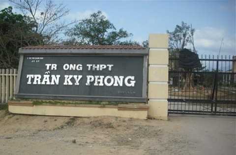 Không được phát biểu, nữ sinh 11 cắt gân tay phản đối