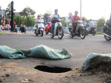 'Hố tử thần' sâu hoắm giữa phố Sài Gòn