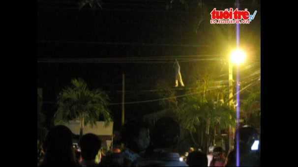 Thót tim với gã đàn ông leo lên dây điện làm xiếc