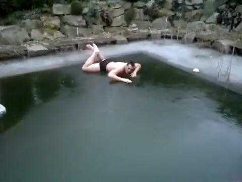 Phi thân nhầm xuống hồ nước đóng băng
