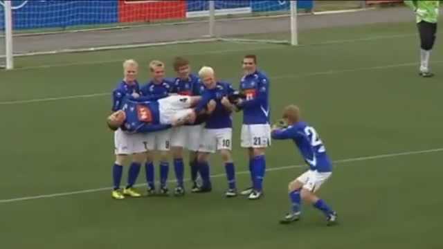 Những kiểu ăn mừng cực độc của đội bóng Iceland