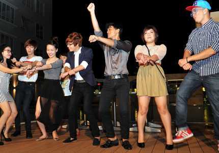 Thí sinh The Voice quậy tưng bừng với Gangnam Style