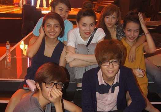 Hà Hồ ngồi bệt pose ảnh với thí sinh trước giờ G