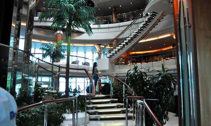 Ảnh: Khám phá du thuyền 5 sao Legend of The Seas ở Huế