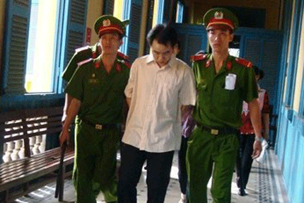 Cha mang án tử: Quặn lòng những câu hỏi trẻ thơ