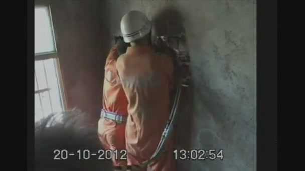 Giải cứu cậu bé mắc kẹt giữa 2 bức tường cực hẹp