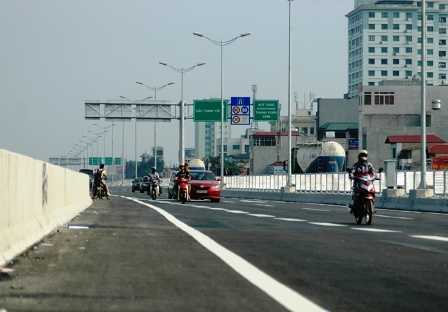 Video: Muôn kiểu vi phạm giao thông tại đường trên cao