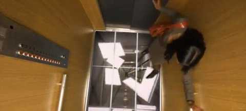 Video, ảnh: Hoảng hốt giây phút thang máy bị 'thủng'