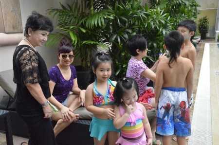 Hình ảnh 'độc' gia đình Bằng Kiều thư giãn ở hồ bơi