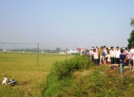 Thi thể 2 nam thanh niên dưới cánh đồng