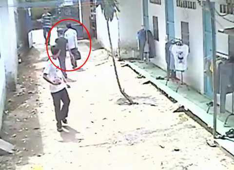 Camera chộp cảnh 2 tên trộm laptop ở làng đại học