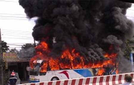 Xe khách bốc cháy, hành khách đập cửa lao ra ngoài