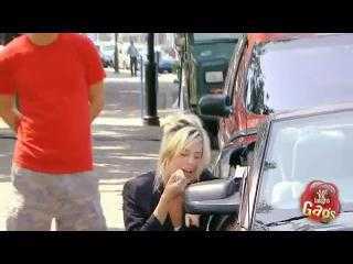 Ngang nhiên 'vặt' gương ôtô để... trang điểm