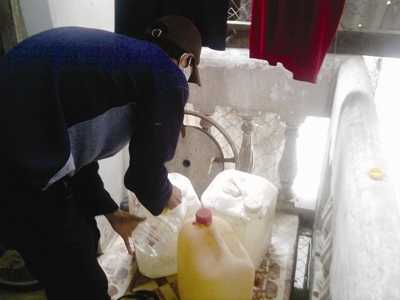 Cận cảnh pha chế xăng rởm