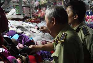 Phát hiện 47 áo ngực nghi chứa chất độc hại