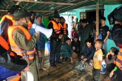 Đứt lồng bè nuôi cá trong bão, nhiều ngư dân trôi dạt