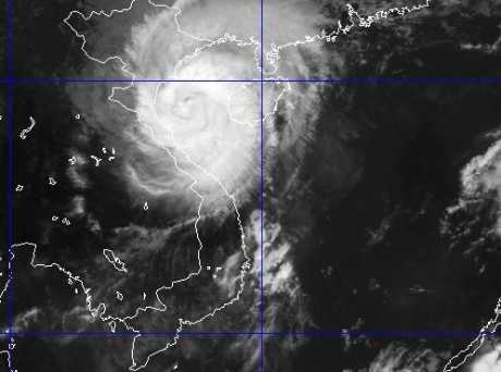 Bão liên tục ngoặt hướng, giật cấp 15