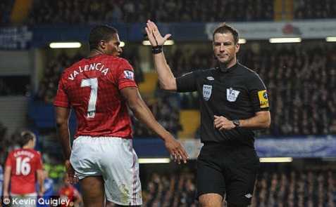Trọng tài trận Chelsea-MU từng bị Sir Alex mắng thậm tệ