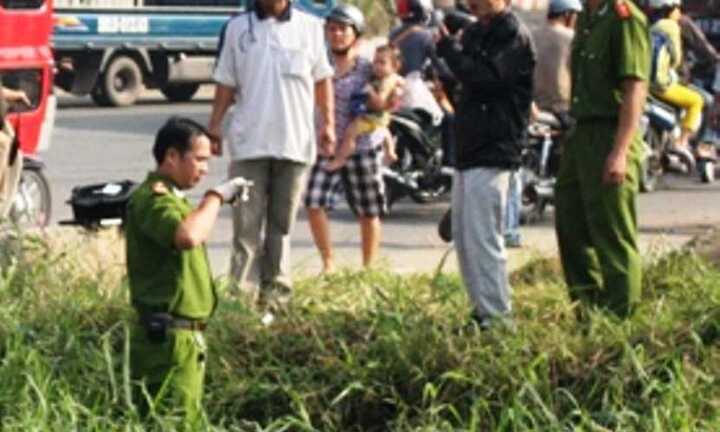 Nam thanh niên chết bất thường cạnh xa lộ Hà Nội