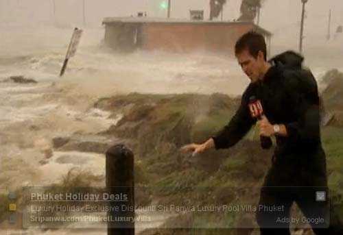 Mái nhà bay phía sau phóng viên trong bão Ike