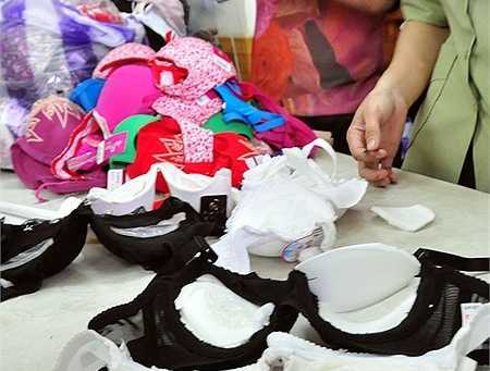 Tận mắt xem đủ loại áo ngực chứa chất lạ