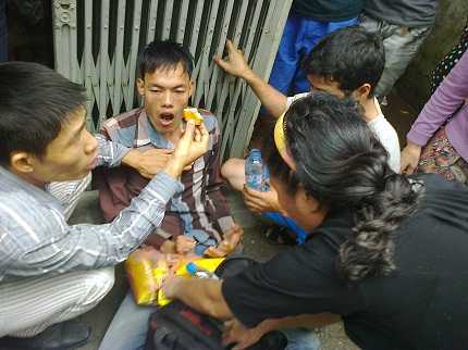 Sự thật về cậu trai ngất vì đói: Lợi dụng nhân ái