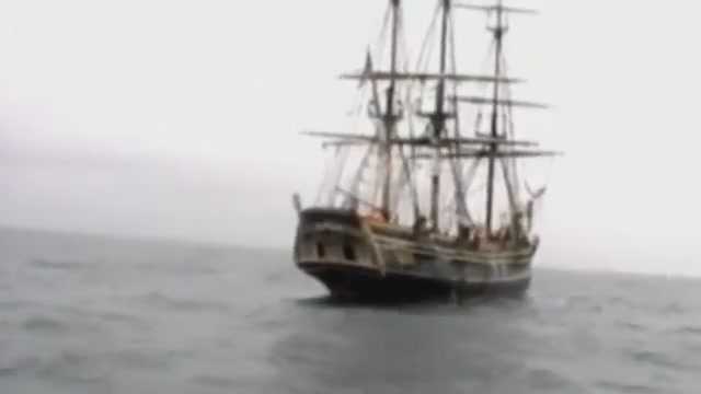 Trực thăng tuần duyên Mỹ cứu hộ 'thuyền cướp biển'