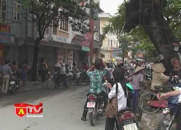 Đổ chất bẩn, tặng vòng hoa người sống gây náo loạn phố