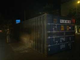 TP.HCM: Xe container hàng chục tấn lật giữa phố