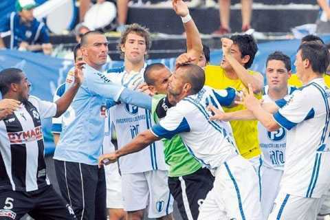 Trận đấu bạo lực nhất thế giới: 17 thẻ đỏ đã được rút