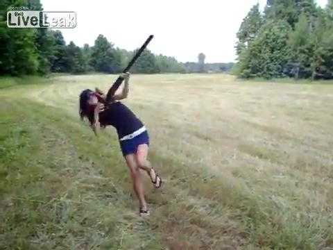 Cú bắn bất ngờ của nữ 'thiện xạ'