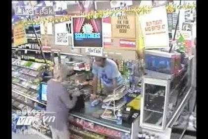 Video ghi lại người bán hàng trộm tiền của khách