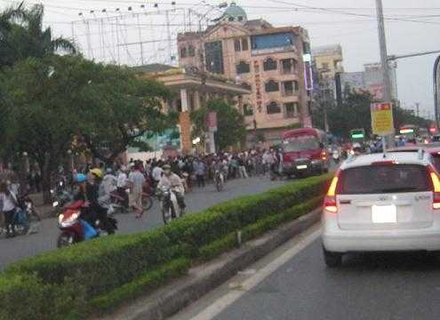 Nam sinh bị xe khách tông chết thảm