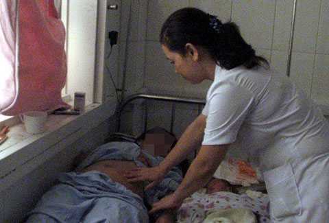 Chưa thể gắp kim gãy lọt vào bụng sản phụ