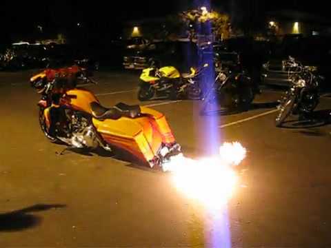 Xế độ Harley Davidson khạc lửa đẹp mắt