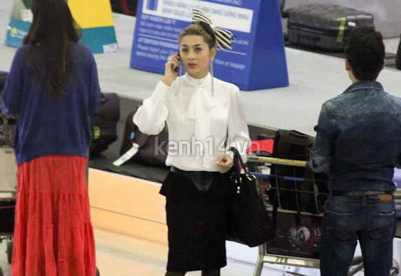 Lâm Chí Khanh phiên bản nữ xuất hiện tại sân bay