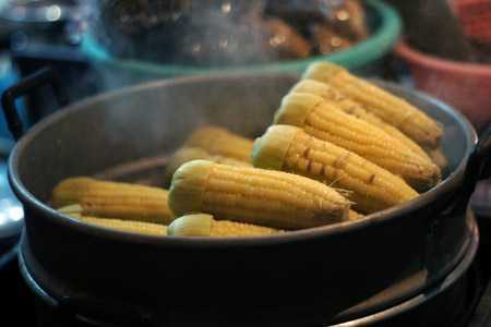 Luộc ngô bằng pin, muối diêm: Sao nỡ hại người?