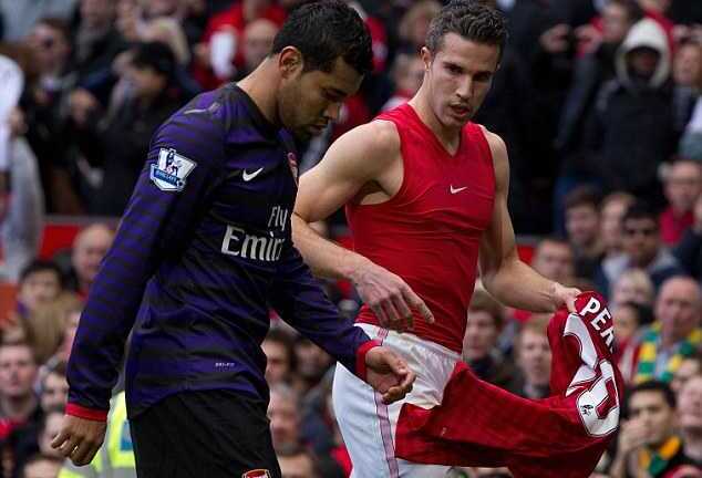 Wenger trừng phạt kẻ cả gan 'thân thiết' với Van Persie