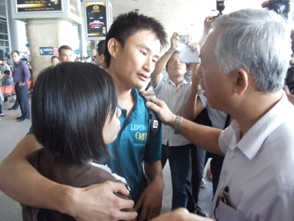 Saigon Queen chìm: Khóc nấc đón chồng sau cơn bão biển