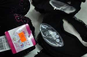 Công bố tên chất lạ trong áo ngực Trung Quốc