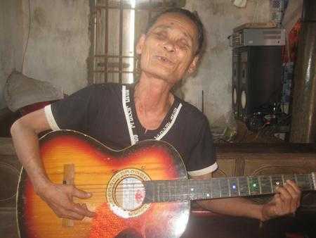 Dị nhân mù đàn hát siêu đẳng ở Quỳnh Dị