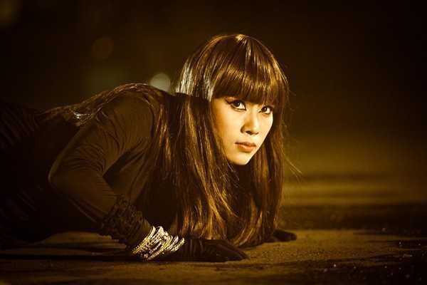 Người hâm mộ xuýt xoa với MV '2 mặt' của Mỹ Tâm