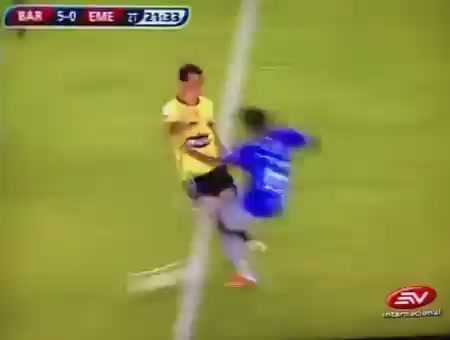 Khó chịu, cầu thủ 'ra chưởng' với đối phương