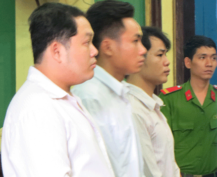 Bắt sòng bài, cảnh sát 'ôm' tiền bỏ chạy