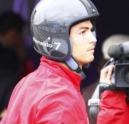 Ronaldo cầm ô, đội mũ bảo hiểm nhận siêu xe Audi R8